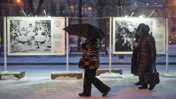 Прохожие во время снегопада на Тверском бульваре в Москве. Архивное фото