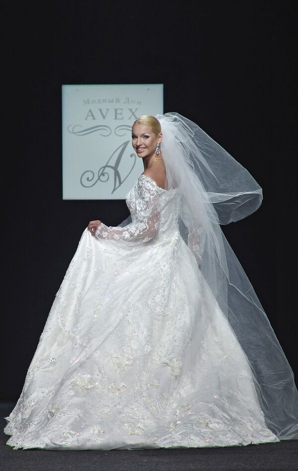 Балерина Анастасия Волочкова демонстрирует платье невесты из новой коллекции модного дома Avex