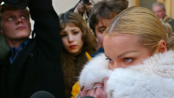 Балерина Анастасия Волочкова с представителями СМИ возле Большого Театра
