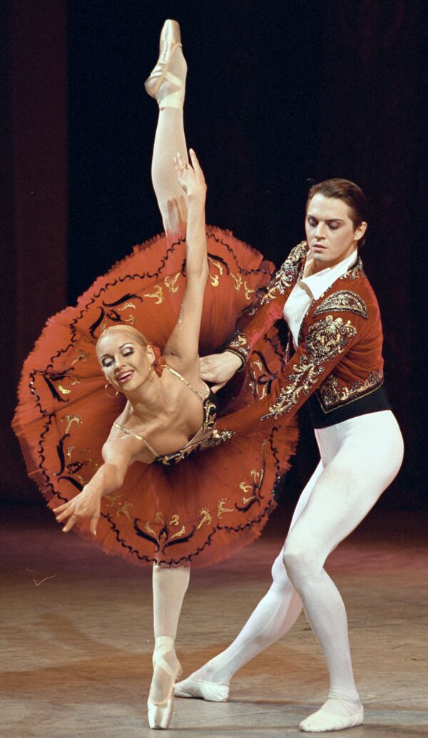 Гран-па из балета Л. Минкуса Дон Кихот. Китри - Анастасия Волочкова (слева), Базиль - Евгений Иванченко (справа)