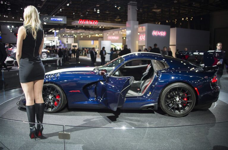 Автомобиль Dodge Viper на международном автосалоне в Детройте, США