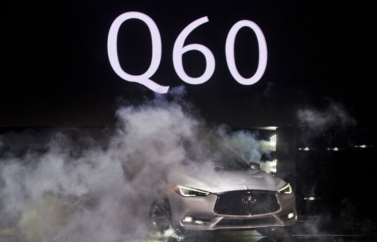 Новый Infiniti Q60 sports coupe на международном автосалоне в Детройте, США