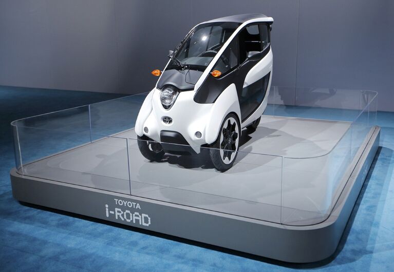 Трехколесный автомобиль Toyota i-Road на международном автосалоне в Детройте, США