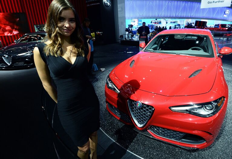 Новый Alfa Romeo Giulia Quadrifoglio на международном автосалоне в Детройте, США