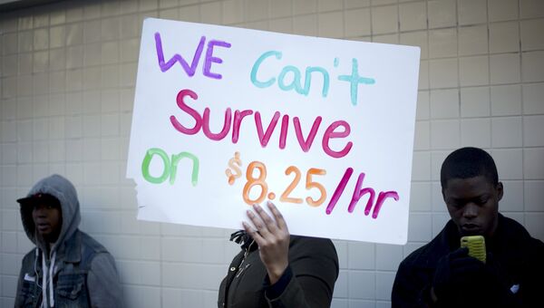 Протесты призывающие к более высокой заработной плате в Окленде, штат Калифорния