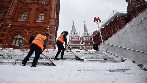 Уборка снега в Москве. Архивное фото