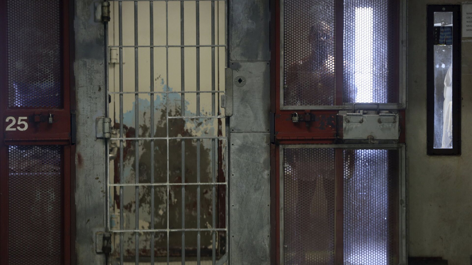 Заключенный выходит из камеры государственной тюрьмы Коркоран в Калифорнии - РИА Новости, 1920, 18.01.2022