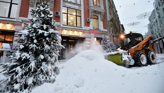 Уборка снега в Москве. Архивное фото