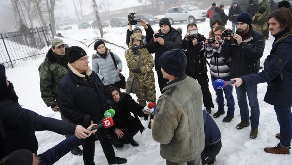 Житель поселка Октябрьский в пригороде Донецка отвечает на вопросы представителей французской делегации