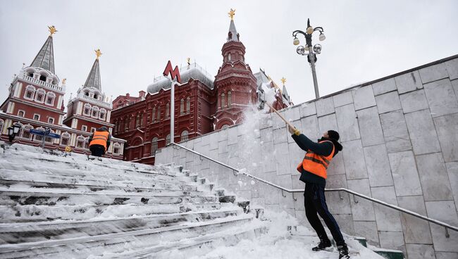 Уборка снега в Москве. Архивное фото