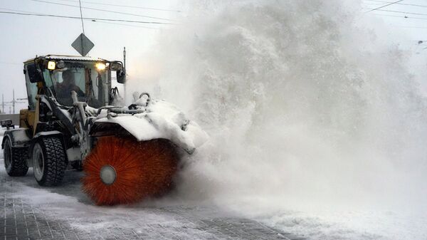 Снегоуборочный трактор. Архивное фото