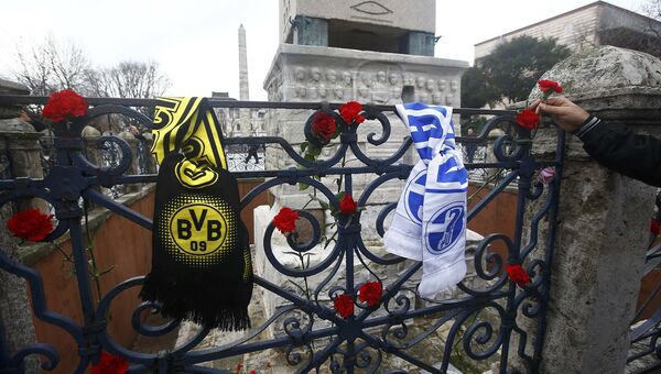 Цветы на месте гибели немецких туристов во время теракта в Стамбуле