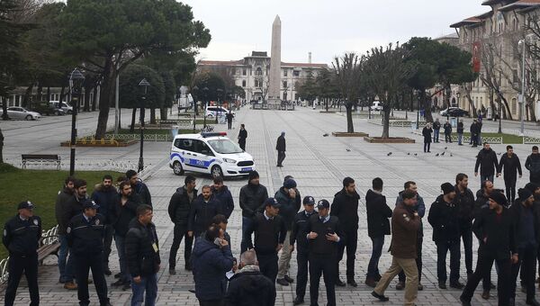 Турецкая полиция на площади Султанахмет в Стамбуле. Архивное фото