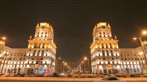 Ночной вид привокзальной площади центрального железнодорожного вокзала Минска