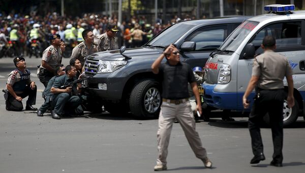 Полиция в центре Джакарты после серии взрывов в центре города