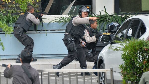 Индонезийские полицейские на месте взрывов в Джакарте, 14 января 2016