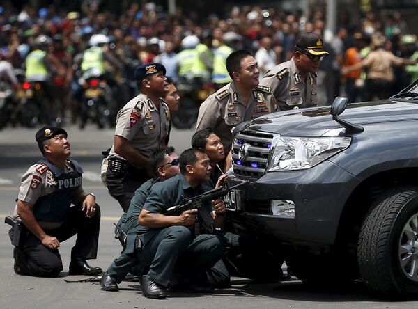 Индонезийские полицейские на месте взрыва в Джакарте, 14 января 2016