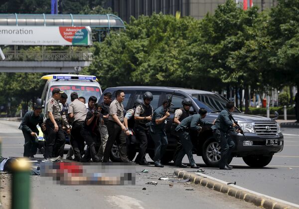 Индонезийские полицейские на месте взрыва в Джакарте, 14 января 2016
