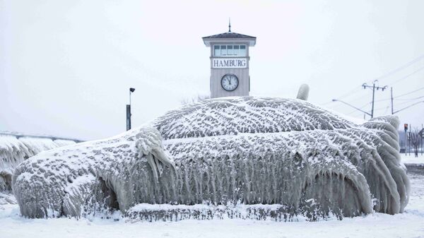 Замерзший автомобиль в Нью-Йорке, США