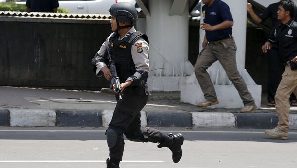 Полиция Индонезии на месте взрыва в Джакарте. 14 января 2016
