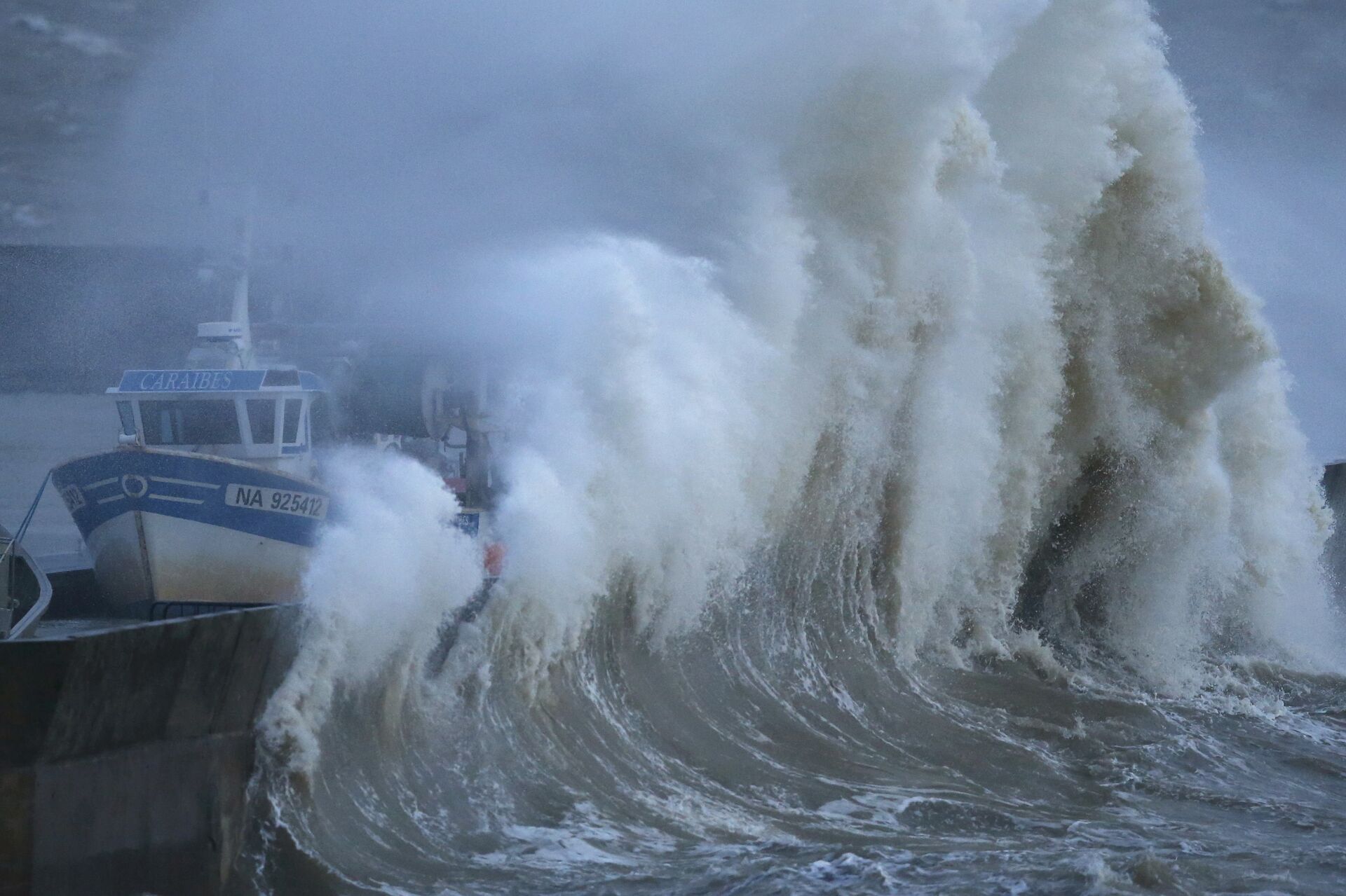 Волны во время шторма в рыбацкой гавани во Франции - РИА Новости, 1920, 23.10.2020