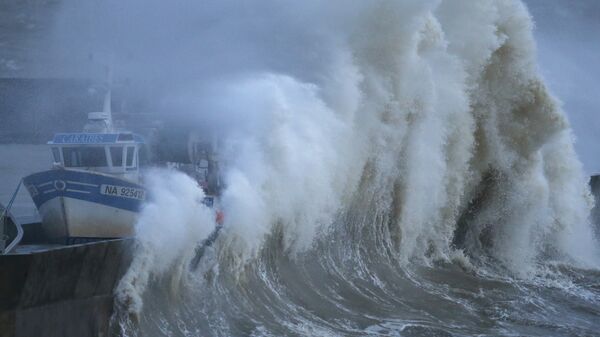 Волны во время шторма в рыбацкой гавани во Франции