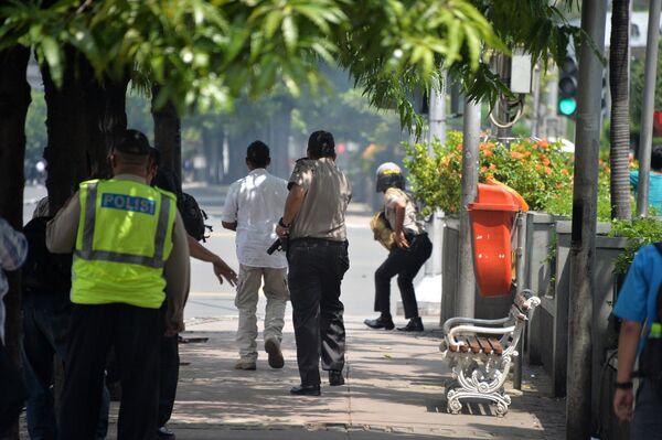 Индонезийские полицейские на месте взрыва в Джакарте. 14 января 2016
