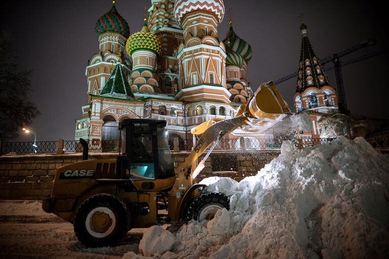 Уборка снега на Красной площади в Москве