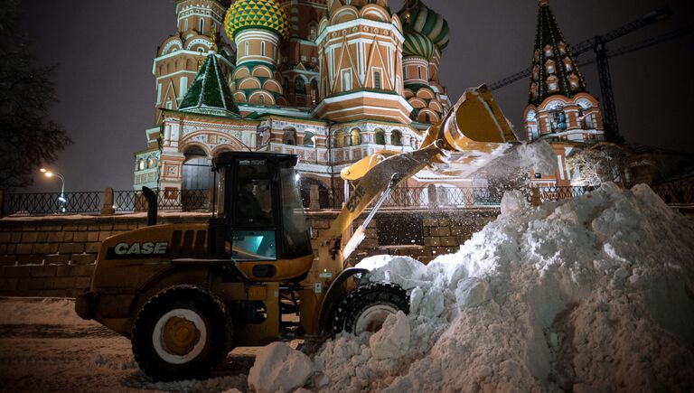 Уборка снега на Красной площади в Москве