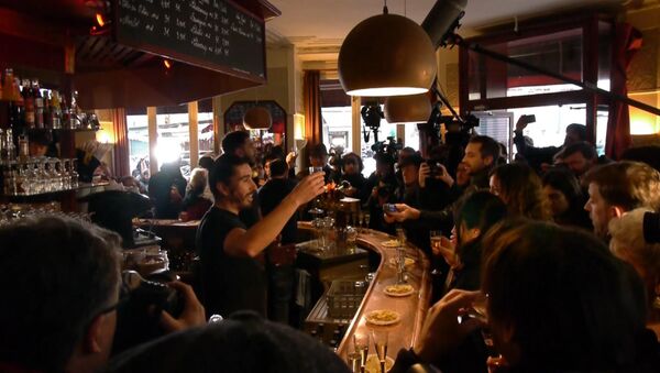 Французы пили шампанское во вновь открывшемся после теракта кафе в Париже