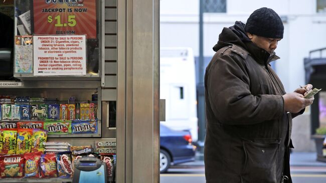 Мужчина с лотерейным билетом Powerball максимальный выигрыш которой на данный момент составляет 1,5 миллиарда долларов. Архивное фото