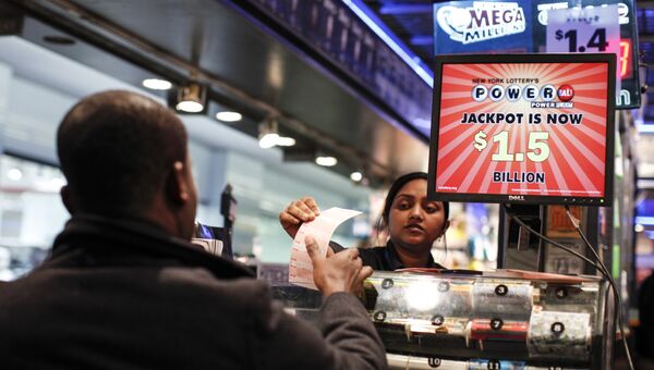 Мужчина покупает лотерейный билет Powerball максимальный выигрыш которой на данный момент составляет 1,5 миллиарда долларов