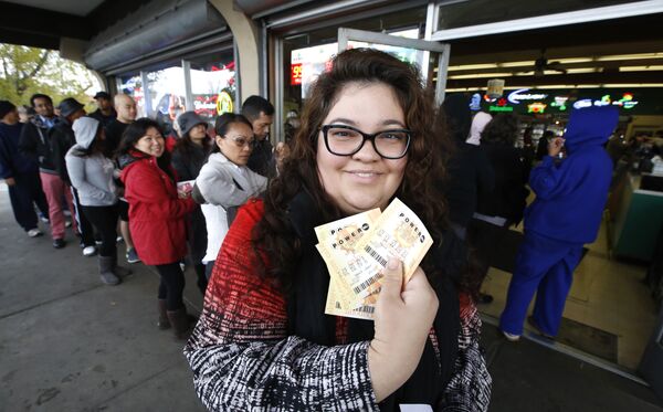 Женщина с лотерейными билетами Powerball максимальный выигрыш которой на данный момент составляет 1,5 миллиарда долларов