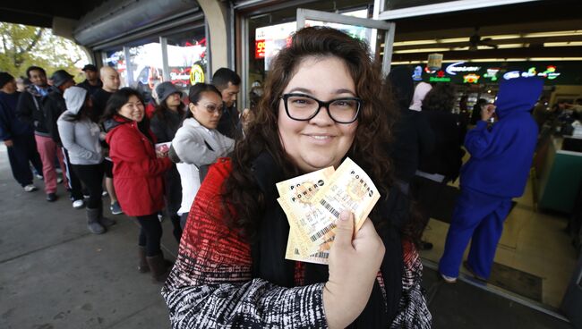 Женщина с лотерейными билетами Powerball максимальный выигрыш которой на данный момент составляет 1,5 миллиарда долларов