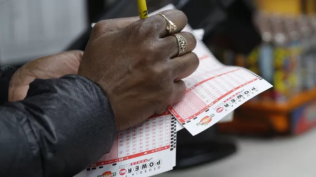 Мужчина проверяет лотерейные билеты Powerball. Архивное фото
