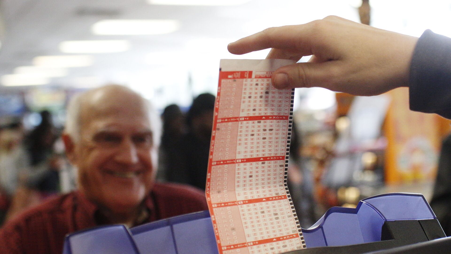 Мужчина покупает лотерейный билет Powerball максимальный выигрыш которой на данный момент составляет 1,5 миллиарда долларов - РИА Новости, 1920, 14.05.2021