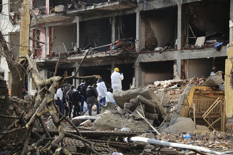 На месте взрыва у здания полиции в Турции. Январь 2016