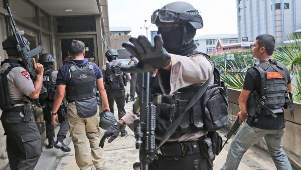 Полиция Индонезии возле места взрыва в Джакарте