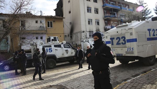 На месте взрыва у здания полиции в Турции. Январь 2016