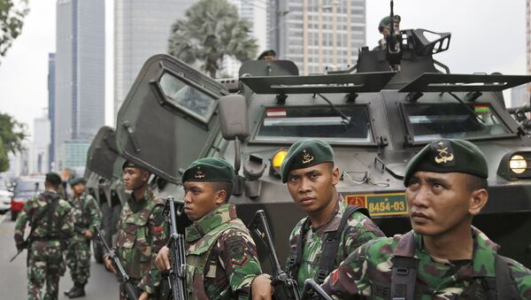 Военные Индонезии возле места взрыва в Джакарте. Архивное фото