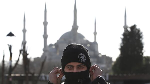Сотрудник полиции на месте взрыва в Стамбуле. Архивное фото