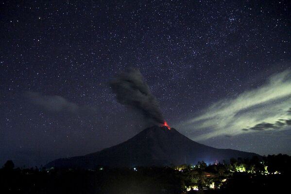Извержение вулкана Синабунг на острове Суматра, Индонезия