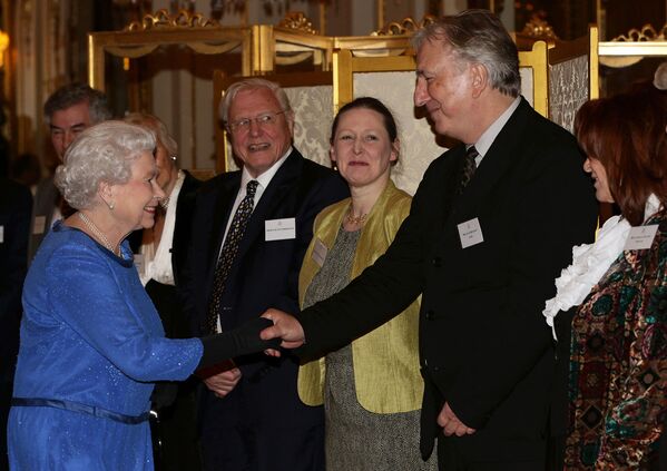 Королева Великобритании Елизавета II и британский актер Алан Рикман в Букингемском дворце в Лондоне