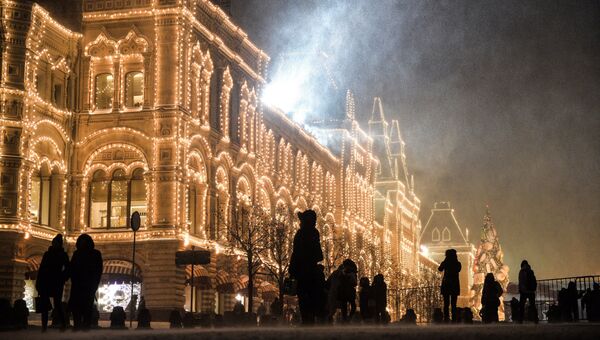 Прохожие во время снегопада на Красной площади в Москве. Архивное фото