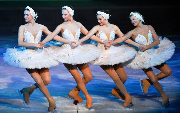 Артисты Театра ледовых миниатюр в сцене из ледового спектакля Лебединое озеро