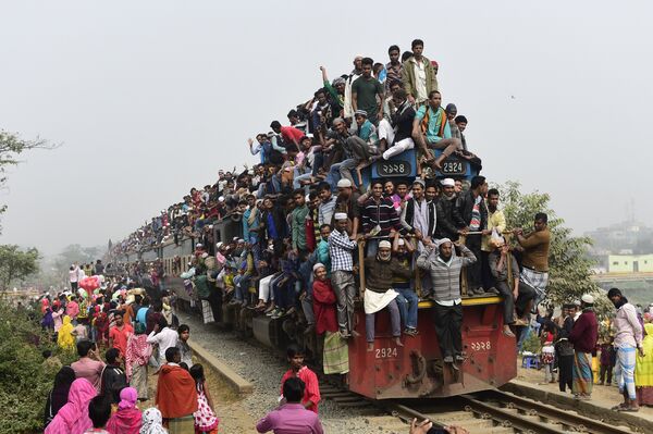 Переполненный поезд с мусульманами после участия в молитве в Тонги, Бангладеш