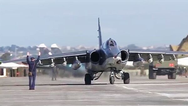 Боевые вылеты самолетов Су-25 ВКС России с авиабазы Хмеймим в сопровождении сирийских самолетов МиГ-29.