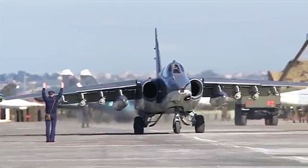 Боевые вылеты самолетов Су-25 ВКС России с авиабазы Хмеймим в сопровождении сирийских самолетов МиГ-29.