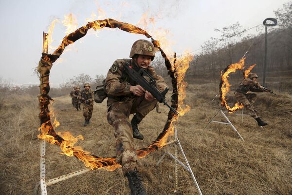 Солдаты Народно-освободительной армии Китая во время тренировки на военной базе в Тяньшуй