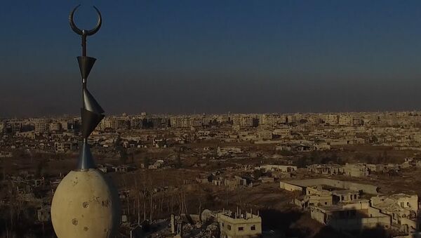 Съемка с беспилотника разрушений в пригороде Дамаска после артобстрелов